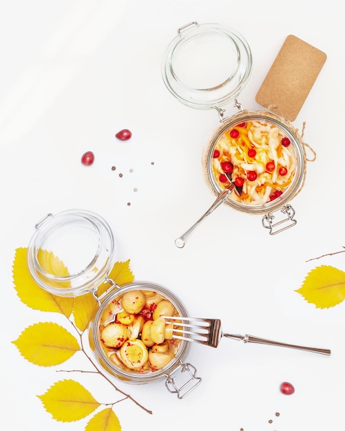 Kolacja przy świecach z domowym jedzeniem